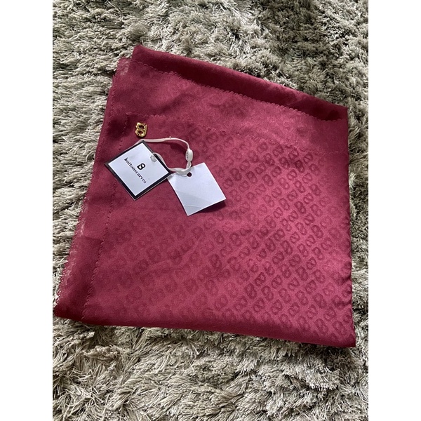 Tapis embossed ruby