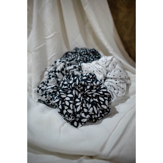 Scrunchie Ikat Rambut Hitam Manis