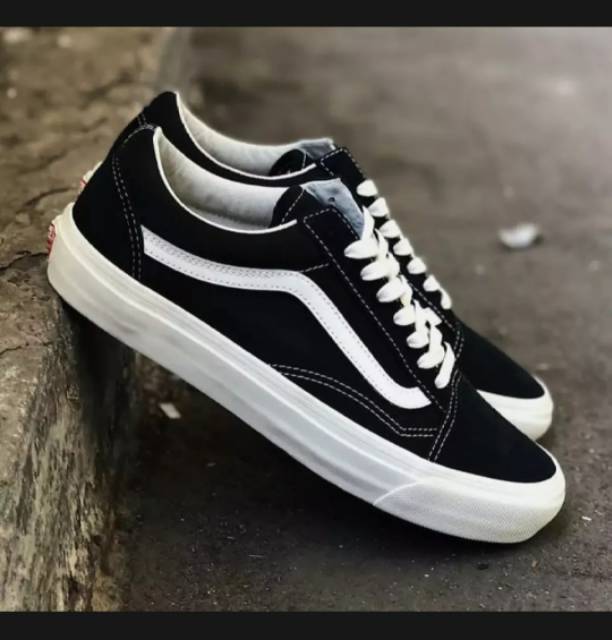 Sepatu schol sneaker casual Vans hitam