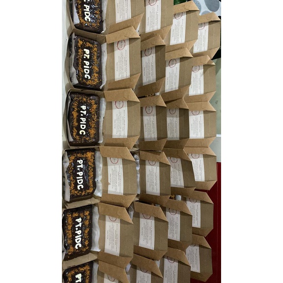 Brownies Bella PERSONAL SIZED CUSTOMIZED FUDGY BROWNIES with Personalized Messages II New Year Hampers