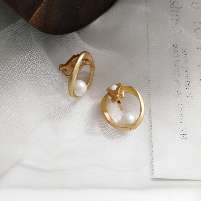 Anting Giwang Simple Model Geometris Warna Gold Dengan Mutiara Imitasi Untuk Wanita