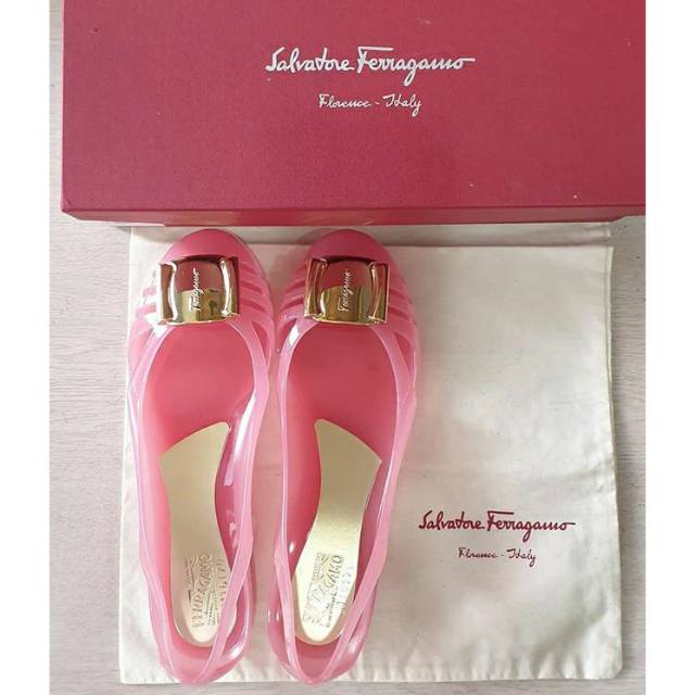 Preloved Salvatore Ferragamo bermuda jelly pink size 8 (24.5 cm) original.