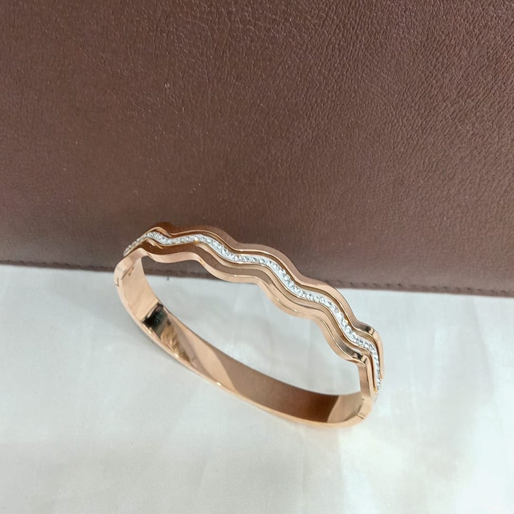 Gelang emas wanita / Gelang wanita terbaru kekinian / Gelang emas wanita / Gelang tangan wanita / Gelang wanita korea / Gelang xuping terbaru / Gelang titanium asli