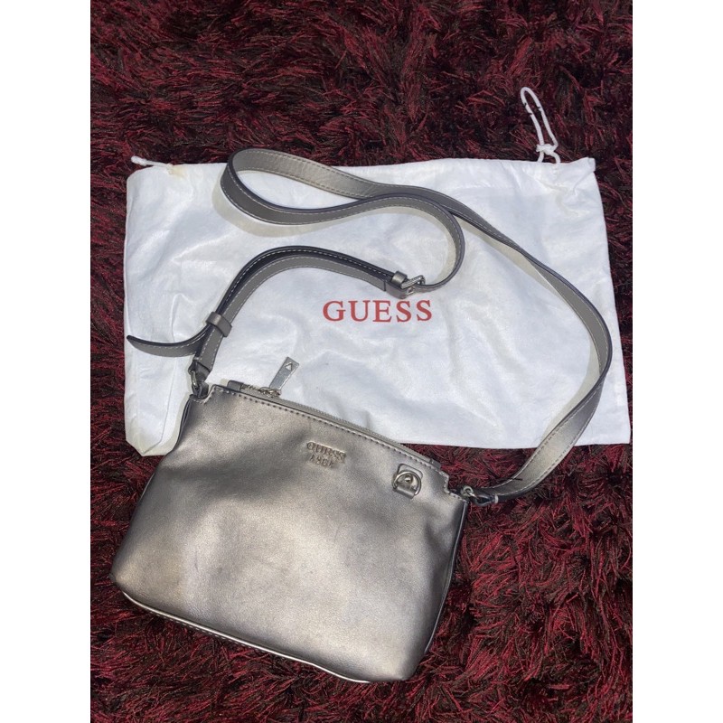 preloved tas guess silver slingbag guess original 100%
