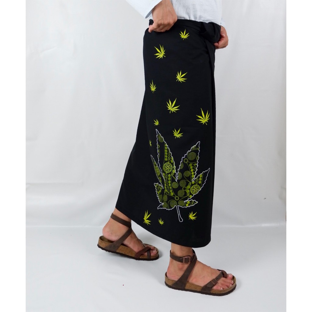 Ija Kroeng Kain Sarung Hitam Motif Sativa