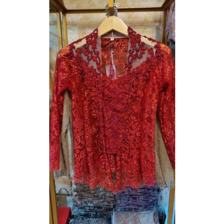 kebaya merah modifikasi Payet
