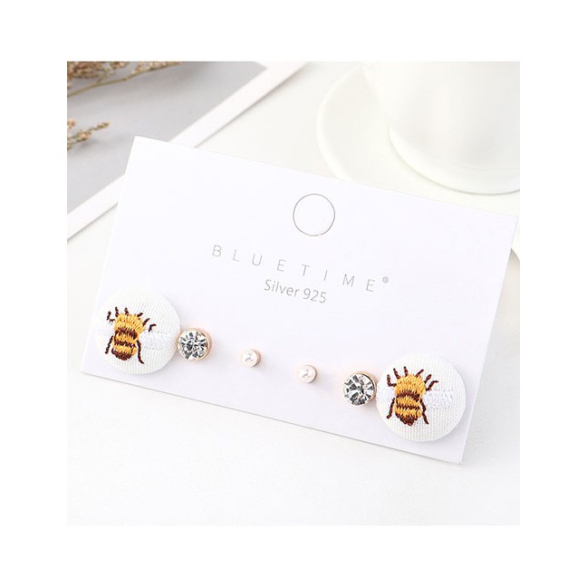 LRC Anting Tusuk Fashion White Little Bee Diamond Earring Set Y63085