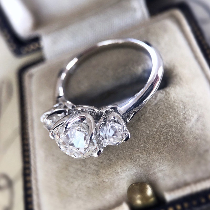 Cincin Berlian Sapphire Putih Bentuk Bulat Untuk Pertunangan