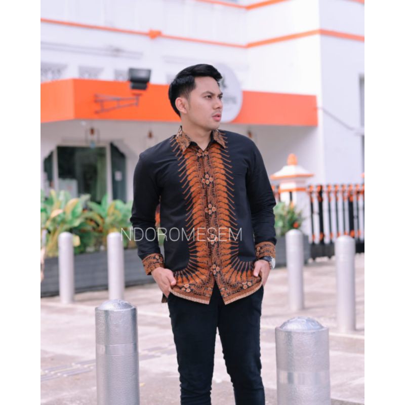 Kemeja Batik PREMIUM Warna Hitam Batik Exclusive NdoroMesem Bahan Katun Baturaden Reguler Fit B112