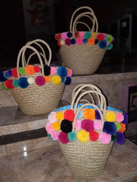 TAS ANYAMAN POMPOM