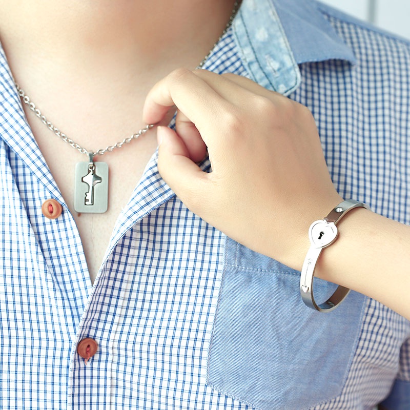 2pcs / Set Kalung Liontin Kunci Hati Bahan Stainless Steel Warna Silver