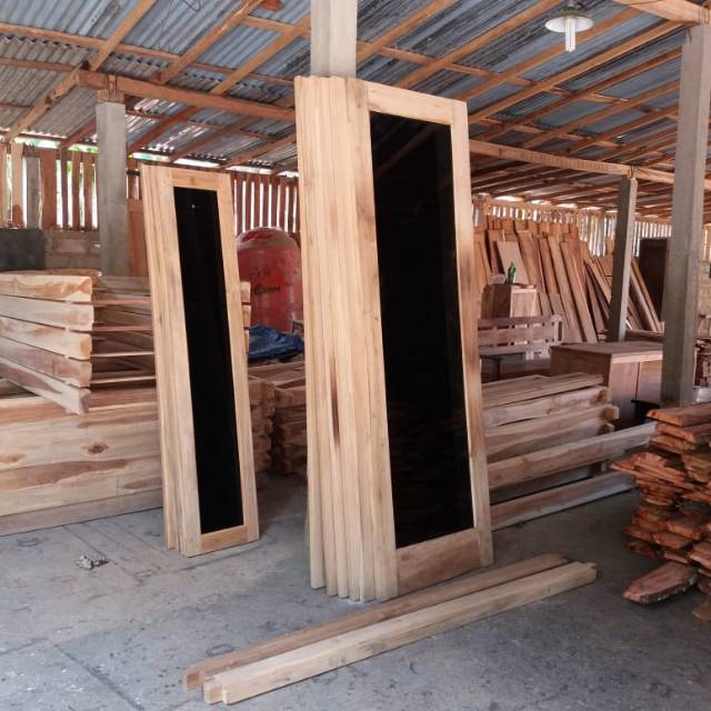 JENDELA PLUS KUSEN KAYU MAHONI