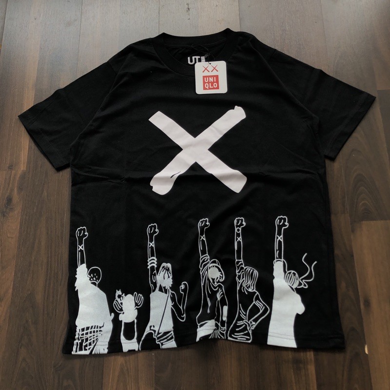 KAOS UNIQLO X ONEPEACE - 4 PEOPLE HITAM FULLTAG MIRROR 1:1 ORIGINAL-1