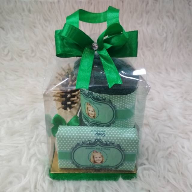 

souvenir kotak mika isi handuk sport label,sabun label dan sisir kayu