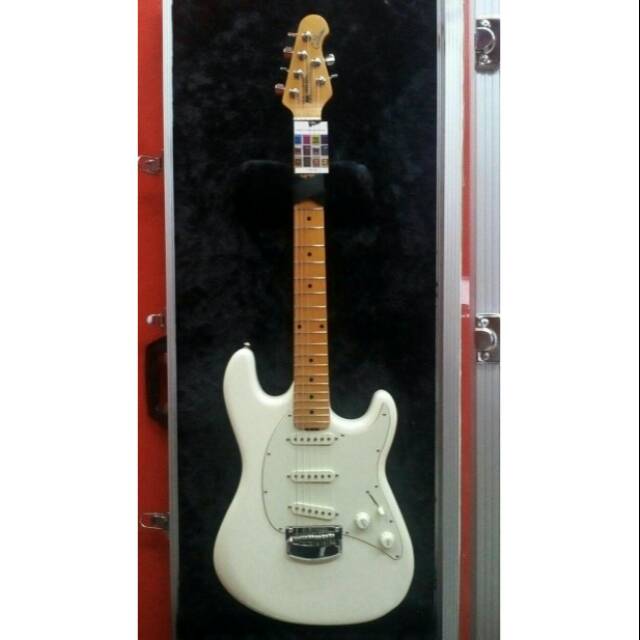 Ernie Ball Music Man Cutlass Trem Maple Fingerboard