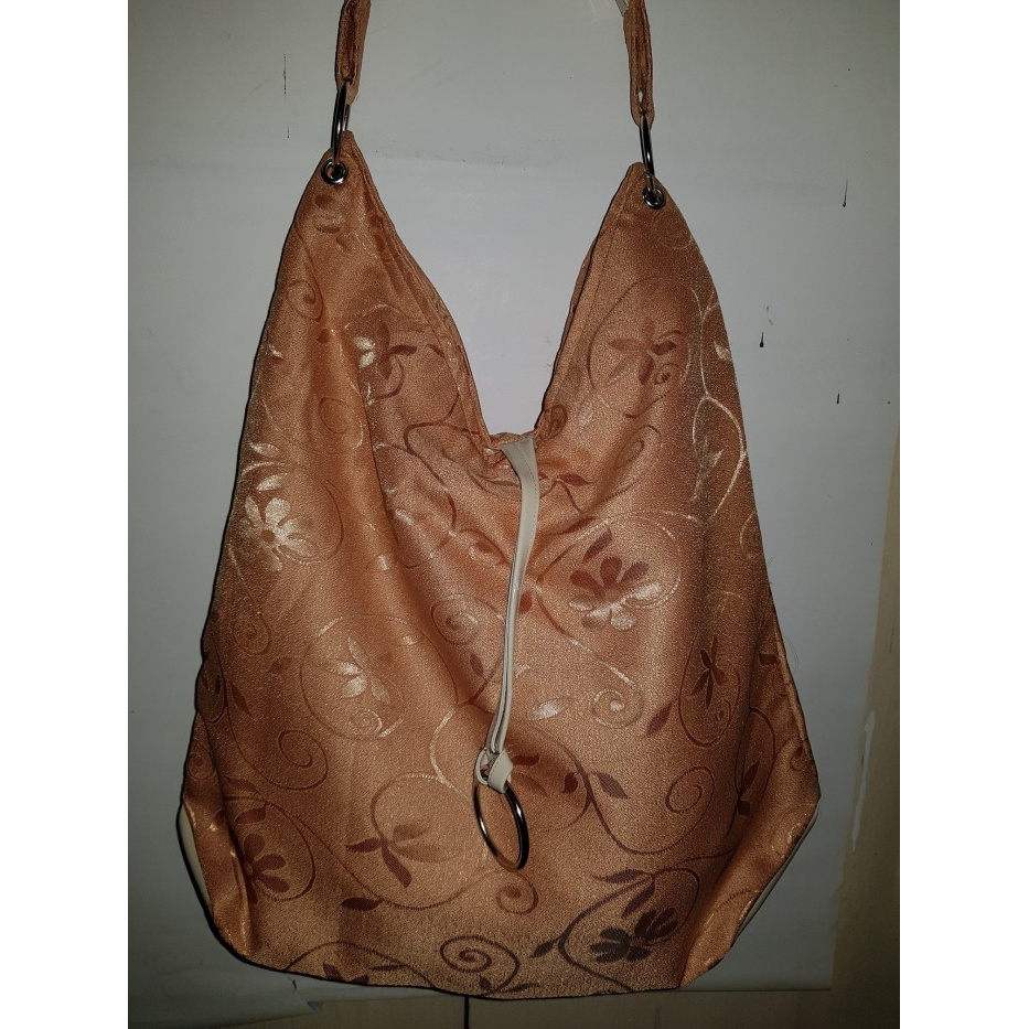 Tas Selempang Bahan Kain Warna Emas