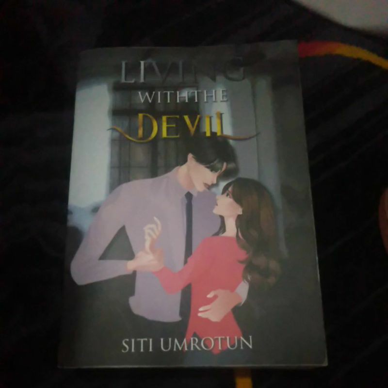 NOVEL LIVING WITH THE DEVIL + TTD PENULIS ( FREE GIFT )