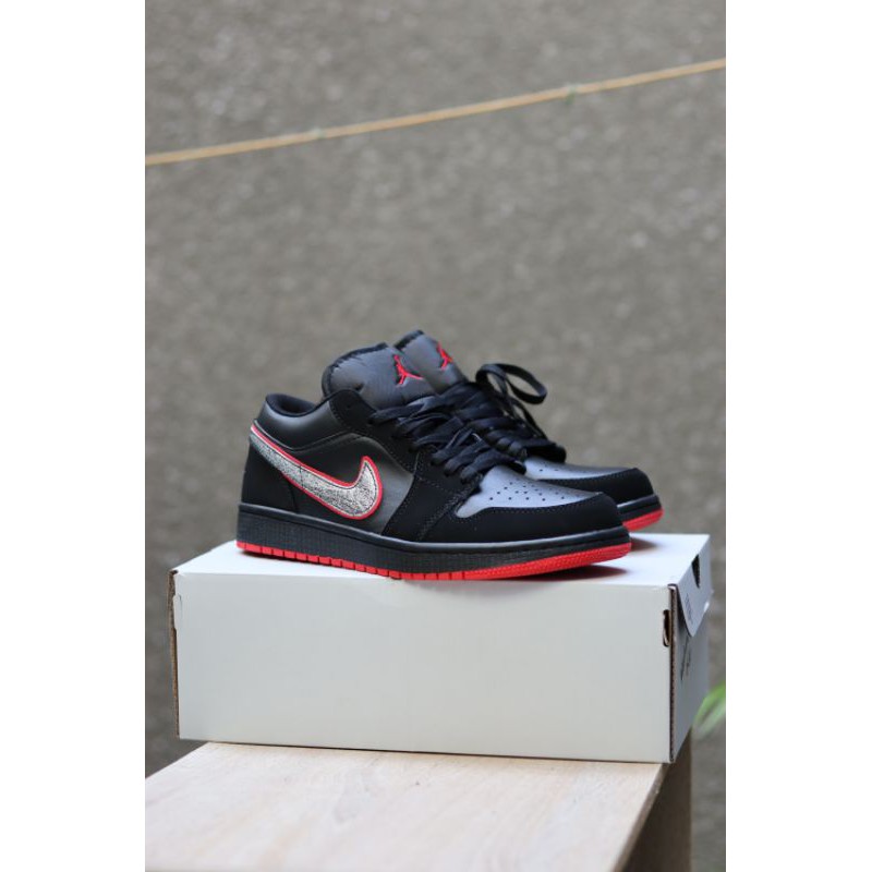 promo sepatu Ni*ke jordan 1 low red orbit