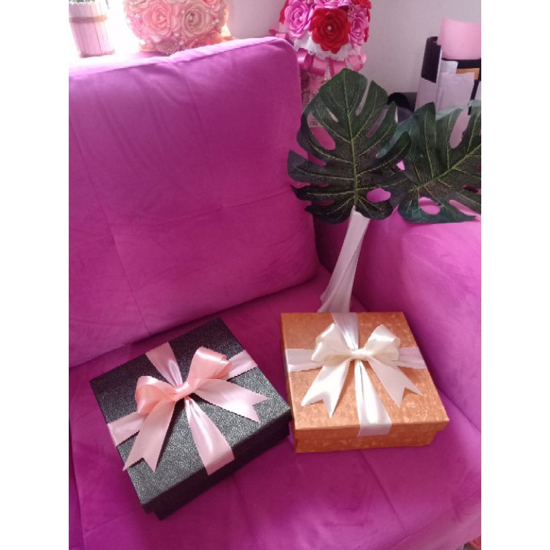 

RB kotak kado / box kado / box gift ukuran 20x20x8cm