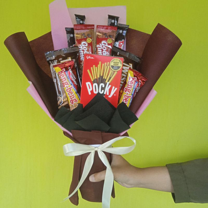 

buket snack/buket snack wisuda/buket cokelat/buket jajan/hadiah wisuda/gift wisuda