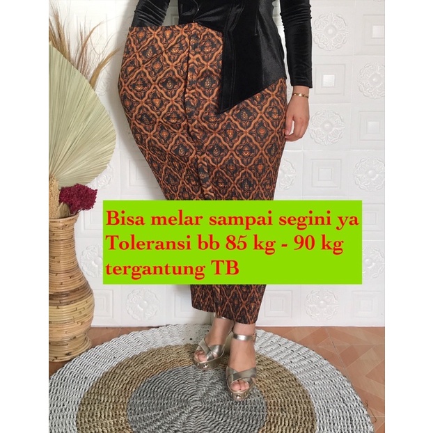 Rok Plisket batik premium tebal bunga putih coklat uk. Standart dan Jumbo