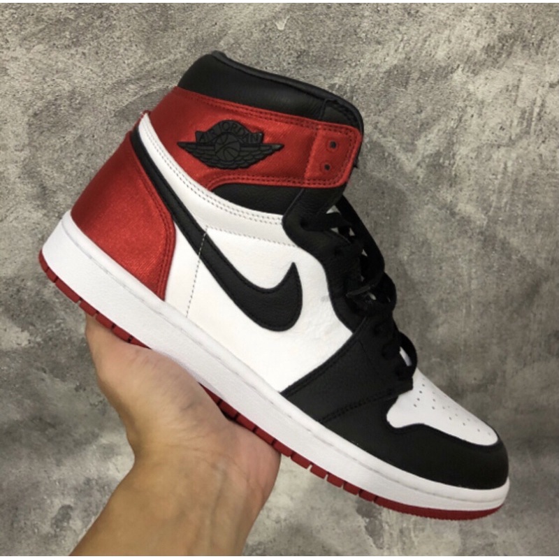 Air jordan 1 high satin black toe