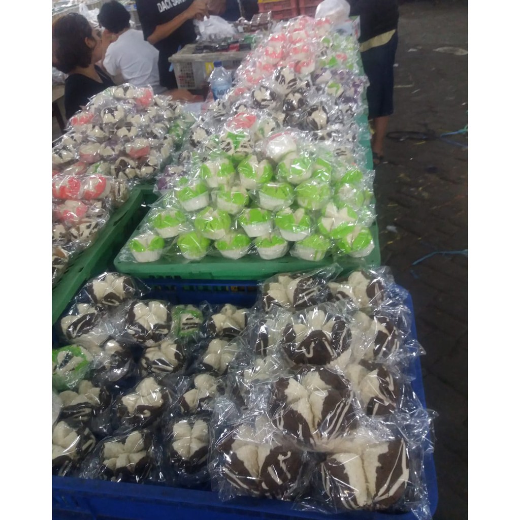 

Kue Bolu Kukus / Kue Subuh / Kue Basah / Jajanan Pasar Senen