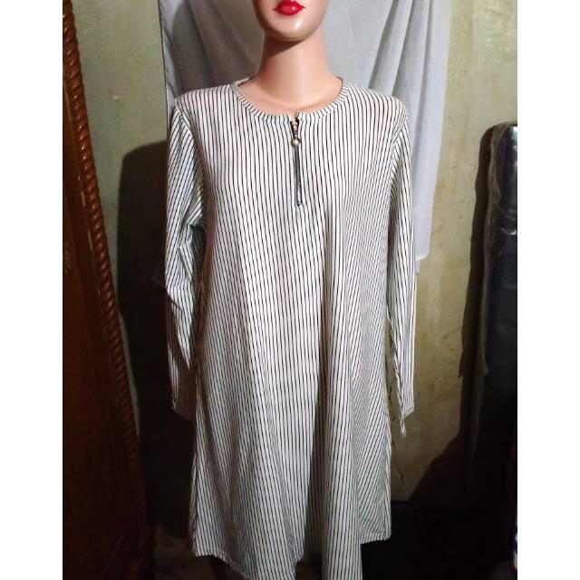 Blouse putih garis hitam