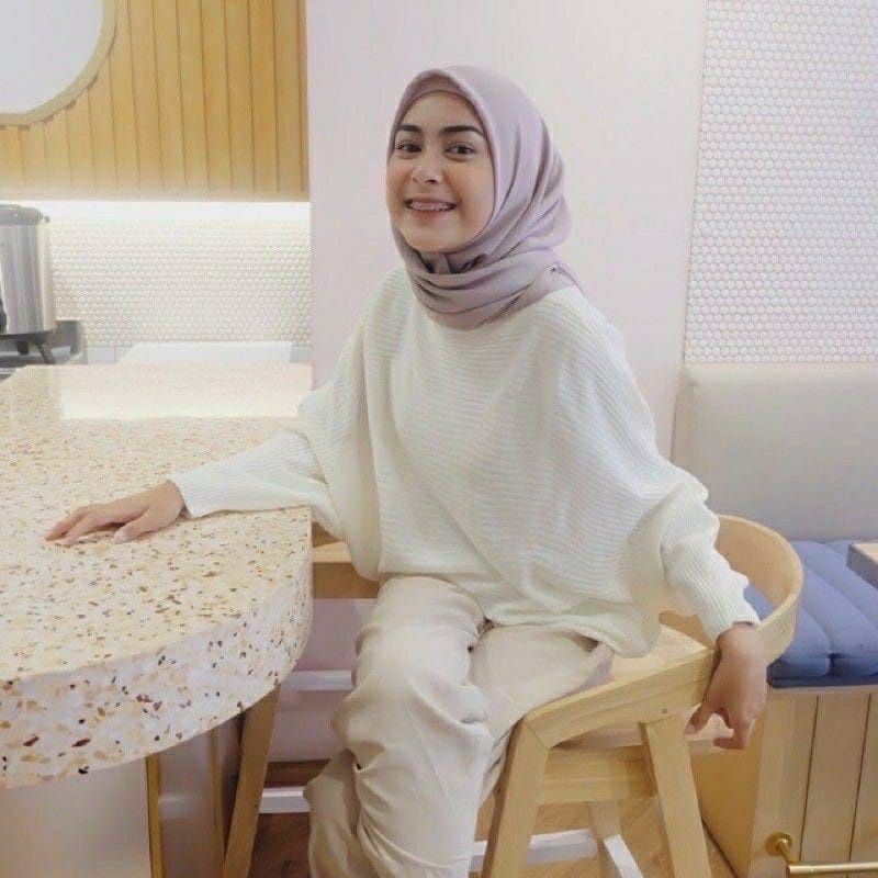 BLOUSE BATWING BAJU RAJUT | SWEATER RAJUT MODEL KELELAWAR | OUTER RAJUT Pakaian Wanita Atasan Wanita Fashion Muslimah-Broken White