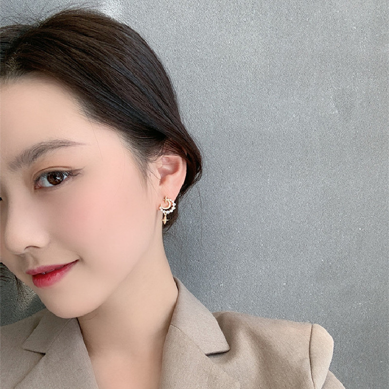 Anting Stud Desain Bulan Bintang Aksen Berlian Imitasi Bahan Alloy Gaya Korea Untuk Wanita