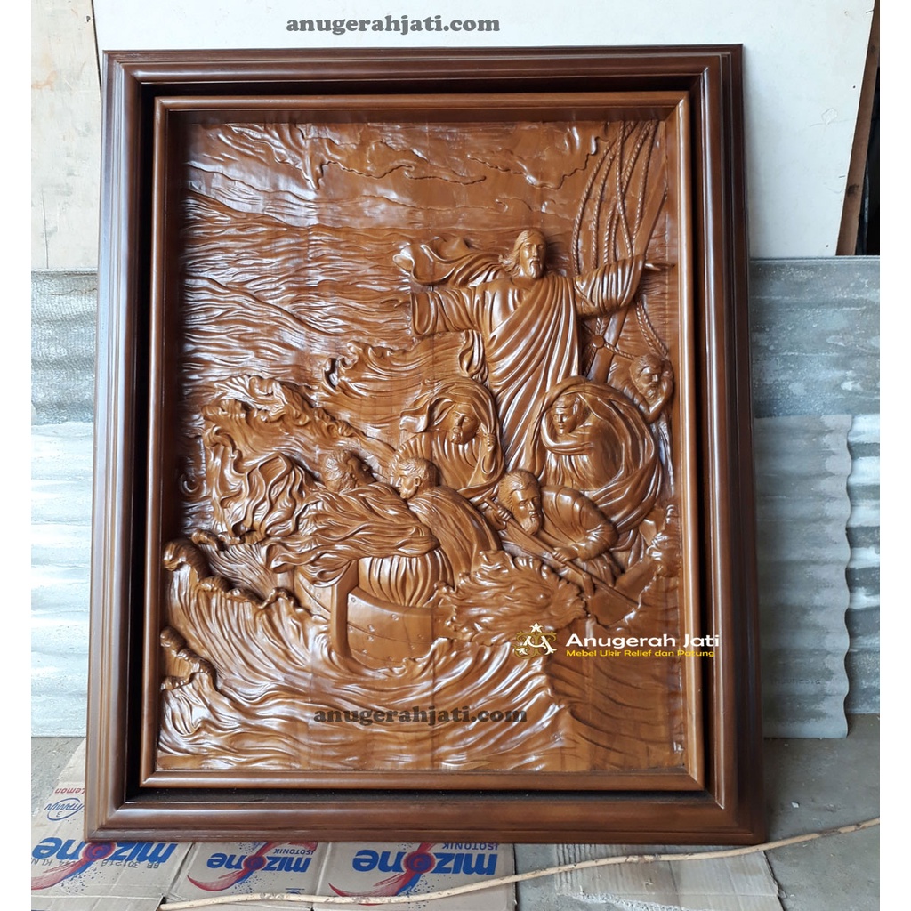 Yesus meredakan badai ukiran kayu