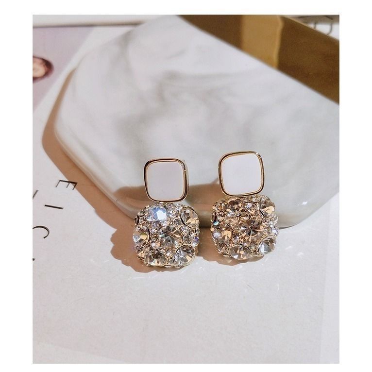 Anting Geometri Drop Diamond Model Korea Elegant