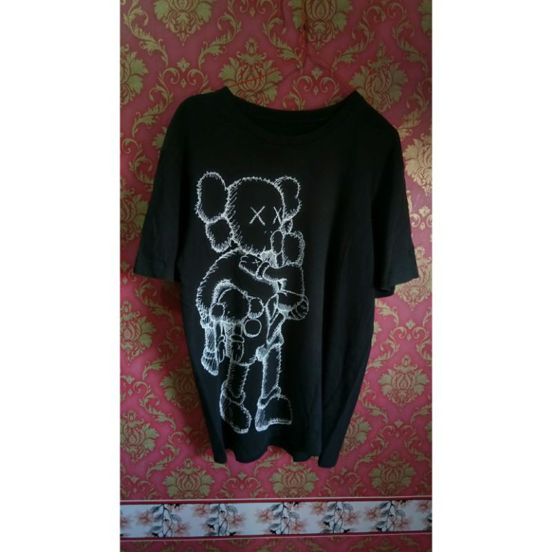 KAOS UNIQLO X KAWS PRELOVED