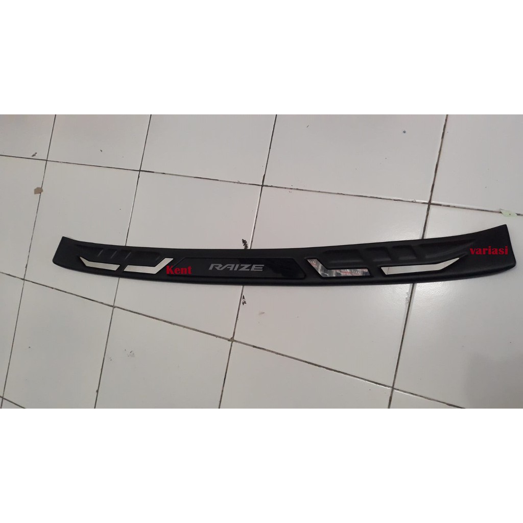 Sillplate/sill plate belakang Toyota Raize hitam list Chrome