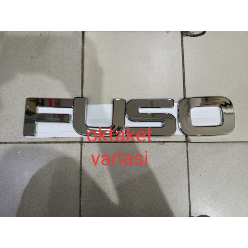 emblem tulisan Fuso/ logo Fuso chrome