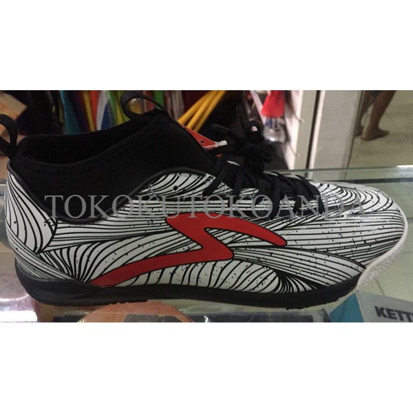 sepatu futsal specs barricada ultra in white black original 100%
