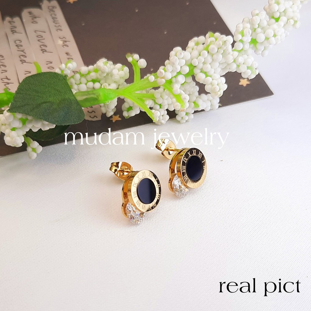 Anting Titanium Stud B&lt;lgr Diamond Huruf Romawi Untuk Wanita Tersedia Warna Rosegold, Gold,  Silver