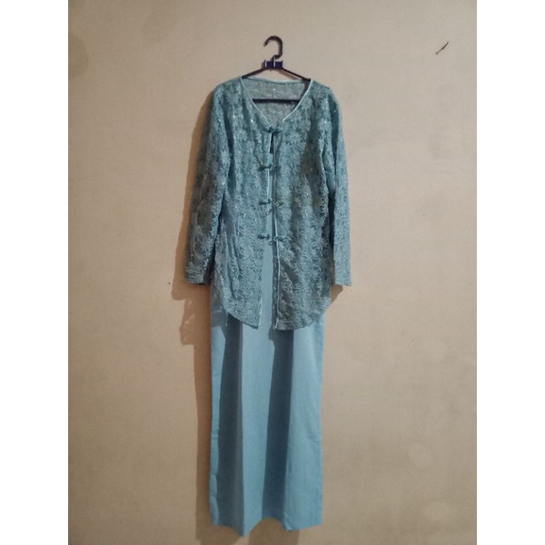 Dress tanpa lengan dengan outer brukat