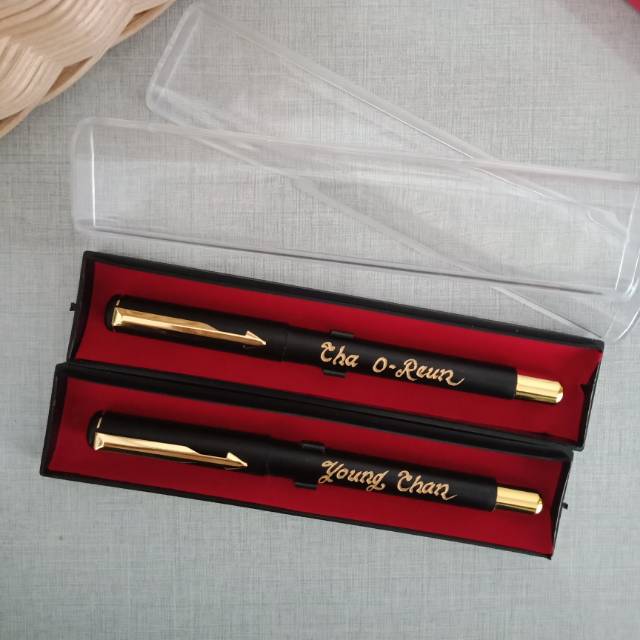 

Pulpen Ukir Nama Latin/arabic Tipe Gel Blackgold + Box 1.0mm Free Custom Nama
