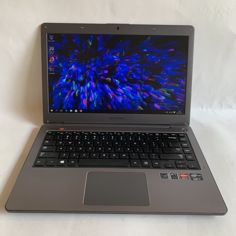 Laptop Gaming Editing Ultrabook Samsung - Core i5 - Ram 8gb Ssd 256gb - Speaker JBL - Mulus