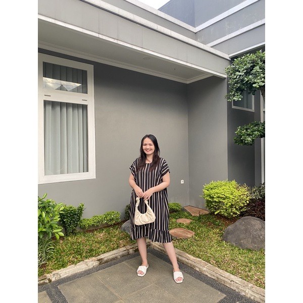 Daster Viral Ruffle Busui Friendly Resleting Depan Lengan Pendek | Daster Kekinian Busui Murah | Daster Rayon Busui Motif Terbaru Panjang Selutut-Busui Salur Hitam