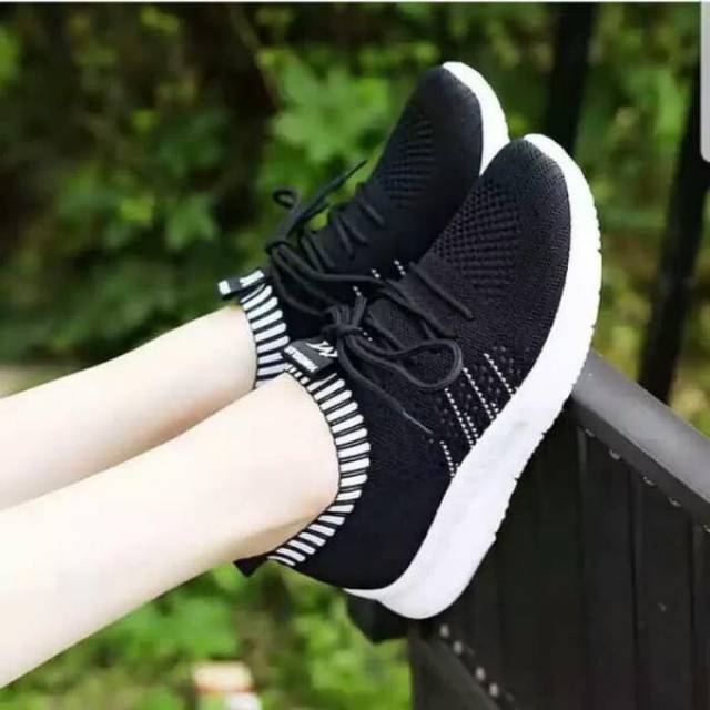 Sepatu Sneaker