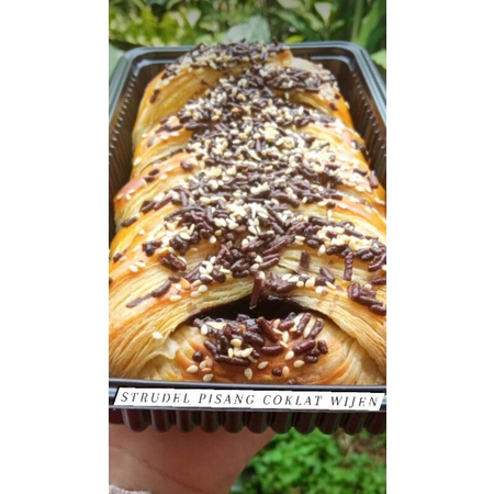 

strudel enak murah by toko roti qia ( fresh from oven )