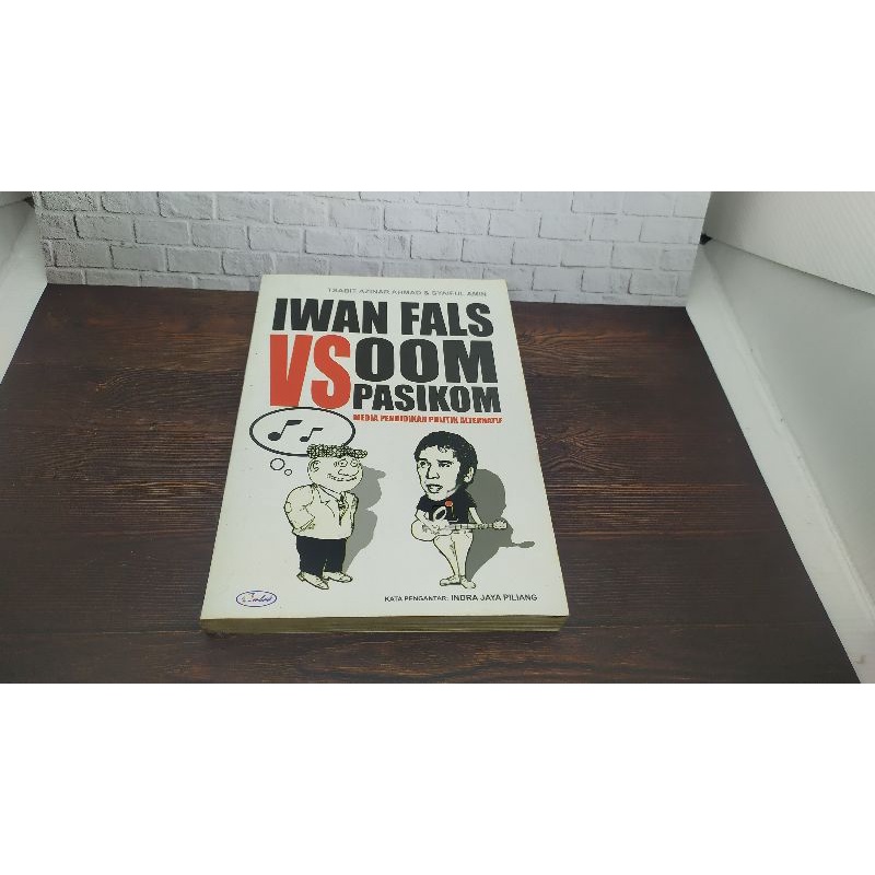 buku iwan fals vs oom pasikom