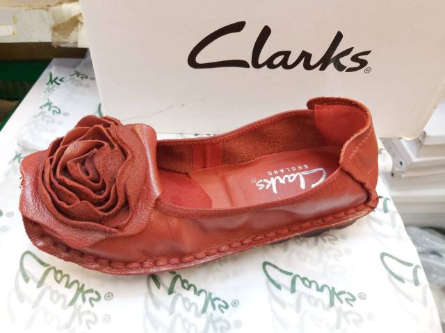 Sepatu wanita Clarks rose / sepatu clarks bunga besar big rose kulit asli