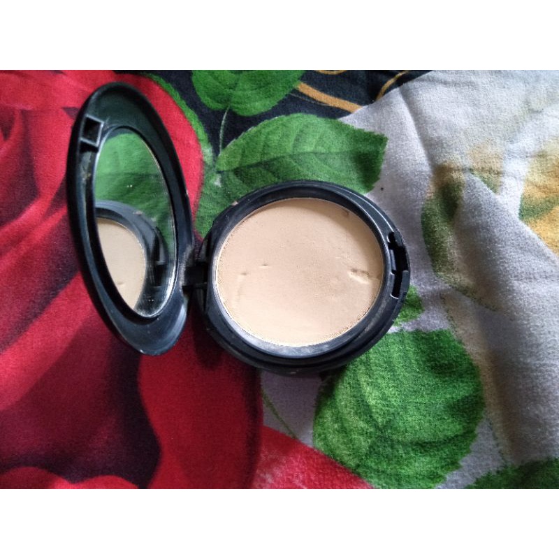 bedak padat make over