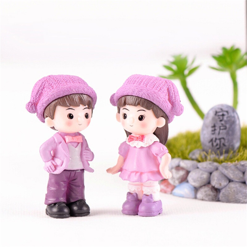 Miniatur Pasangan Dengan Topi Bahan Resin Untuk Dekorasi Taman