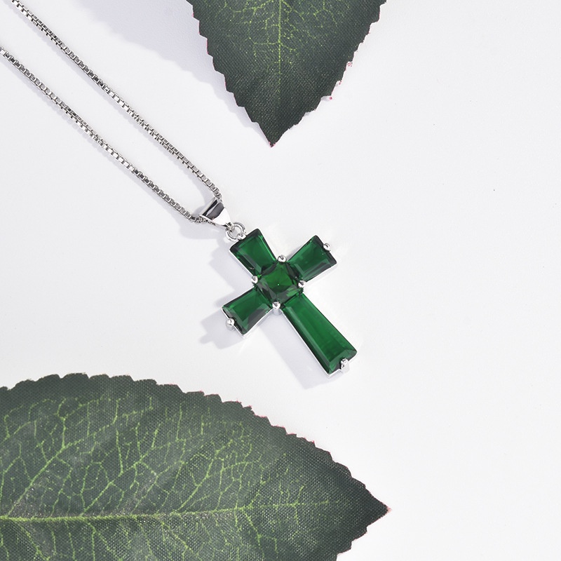 [Ready Stock]Fashion Inlaid Emerald Cross Pendant Necklace