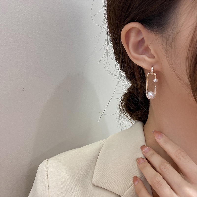 Anting Tusuk Gantung Bahan Sterling Silver 925 Hias Mutiara Gaya Barok / Elegan Untuk Wanita