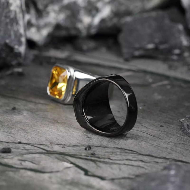 Cincin Pria Titanium Batu Akik Permata Yakut Kuning Ring Hitam Minimalis Anti Luntur dan Karat